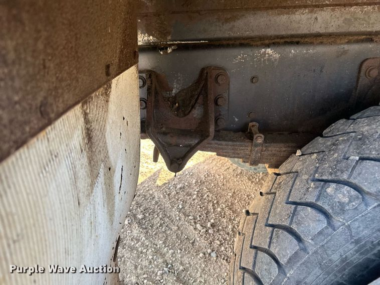 image for item DV0650 2005 International 7400 digger derrick truck