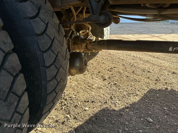 image for item DV0650 2005 International 7400 digger derrick truck