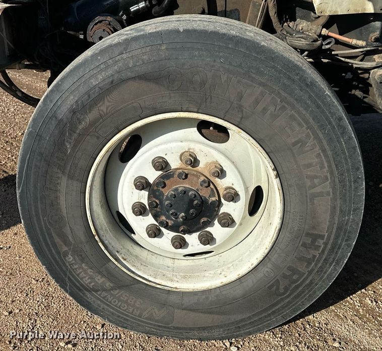 image for item DV0650 2005 International 7400 digger derrick truck