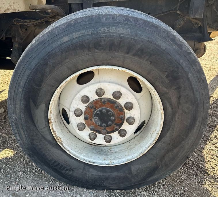 image for item DV0650 2005 International 7400 digger derrick truck