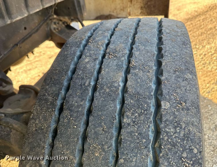 image for item DV0650 2005 International 7400 digger derrick truck