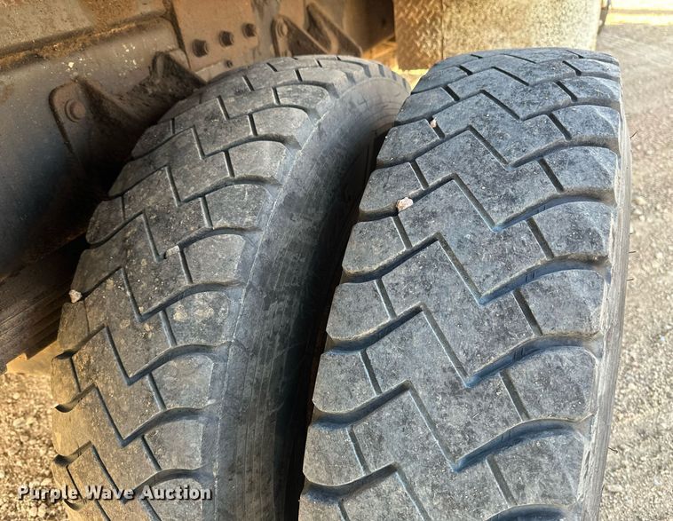 image for item DV0650 2005 International 7400 digger derrick truck