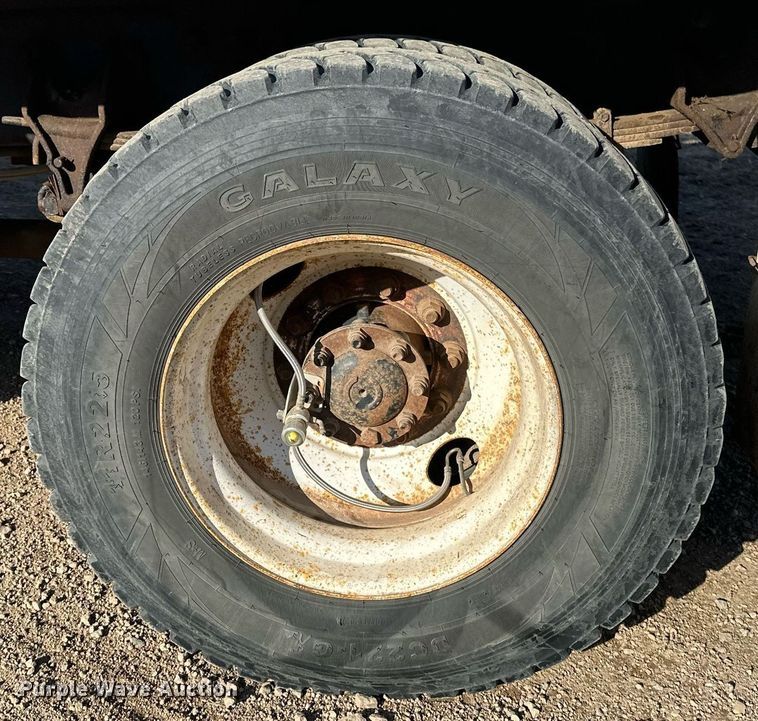 image for item DV0650 2005 International 7400 digger derrick truck