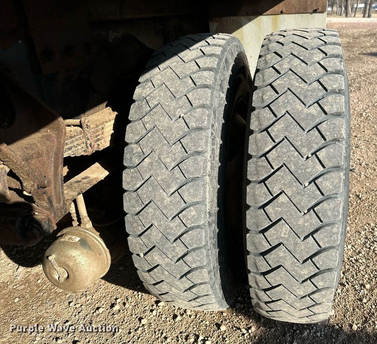 image for item DV0650 2005 International 7400 digger derrick truck