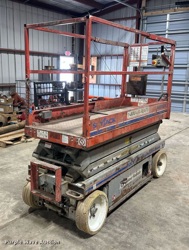 image for item DV0663 2005 SkyJack SJ3220 scissor lift