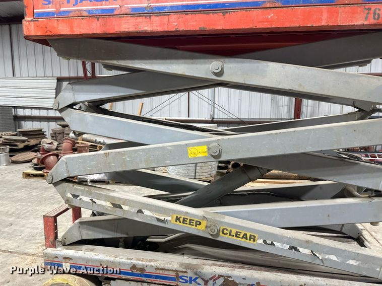 image for item DV0663 2005 SkyJack SJ3220 scissor lift