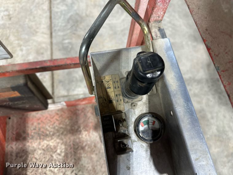 image for item DV0663 2005 SkyJack SJ3220 scissor lift