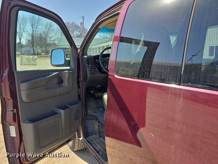 image for item DW3096 2003 GMC Savana van