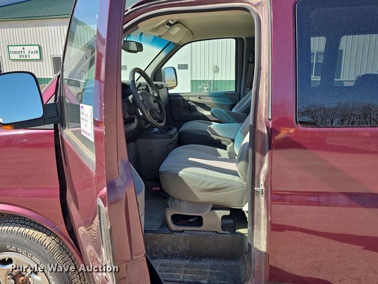 image for item DW3096 2003 GMC Savana van