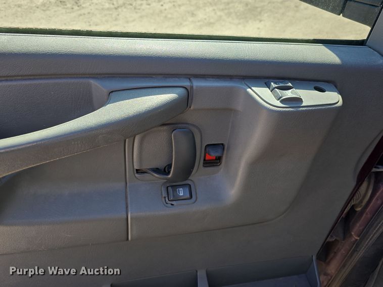 image for item DW3096 2003 GMC Savana van