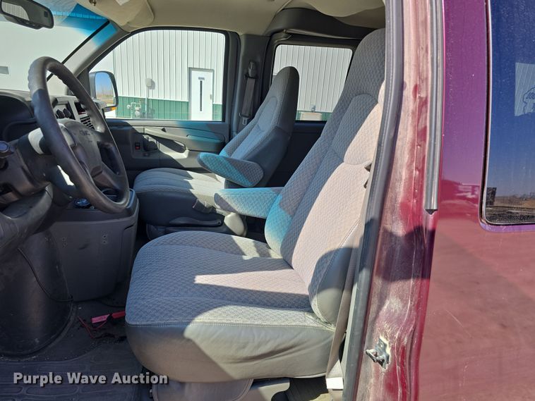 image for item DW3096 2003 GMC Savana van