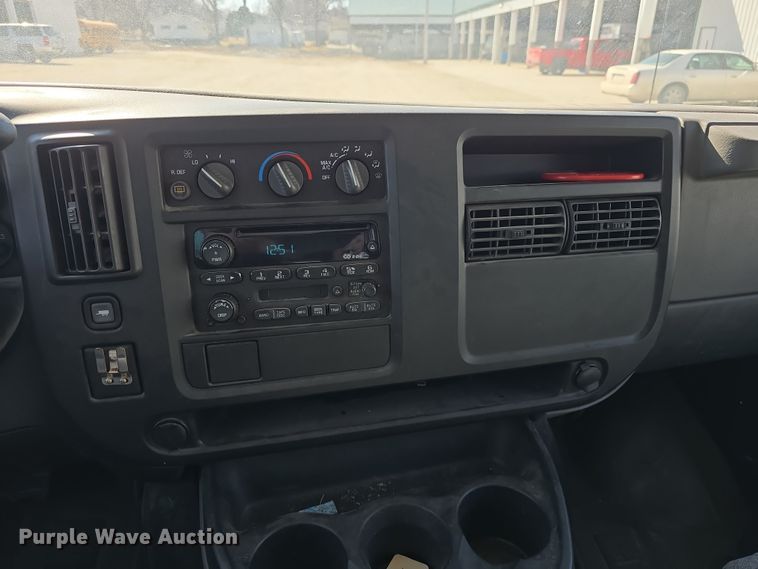 image for item DW3096 2003 GMC Savana van