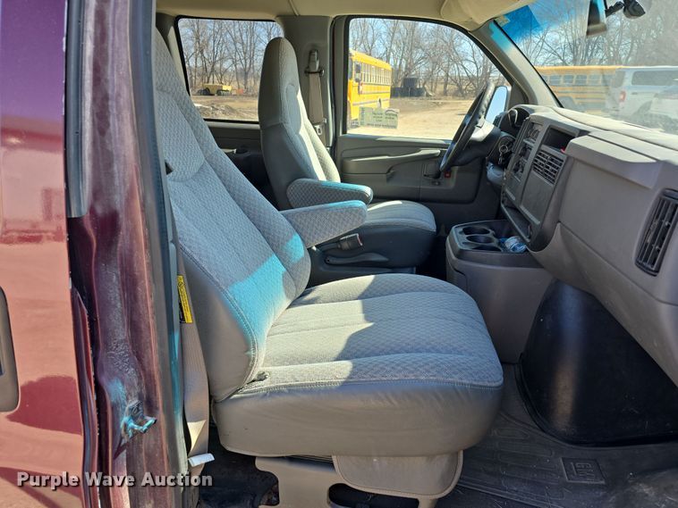 image for item DW3096 2003 GMC Savana van