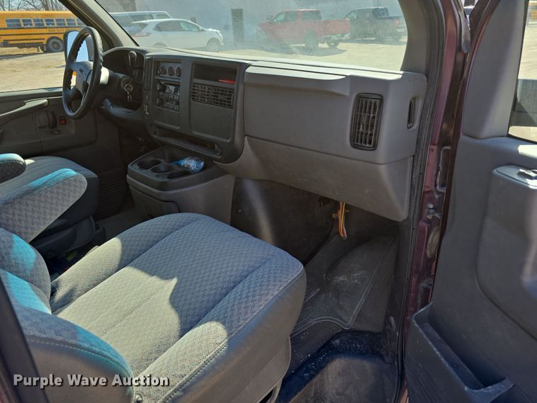 image for item DW3096 2003 GMC Savana van