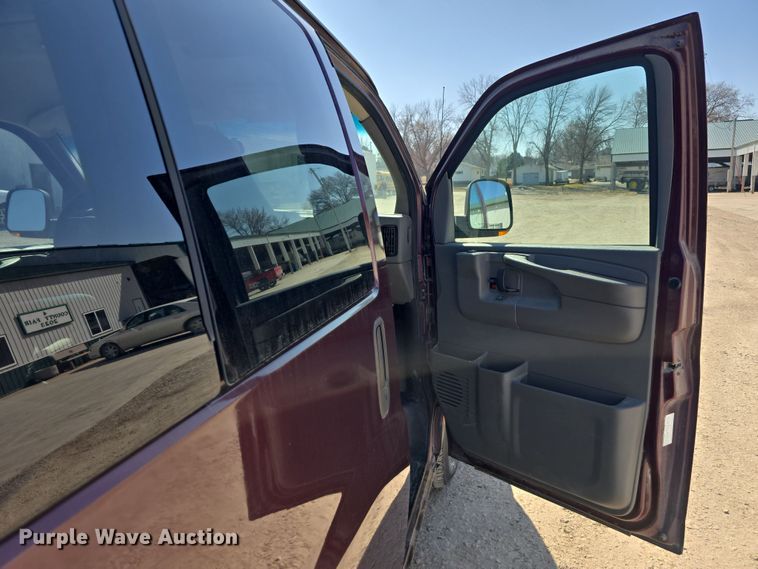 image for item DW3096 2003 GMC Savana van