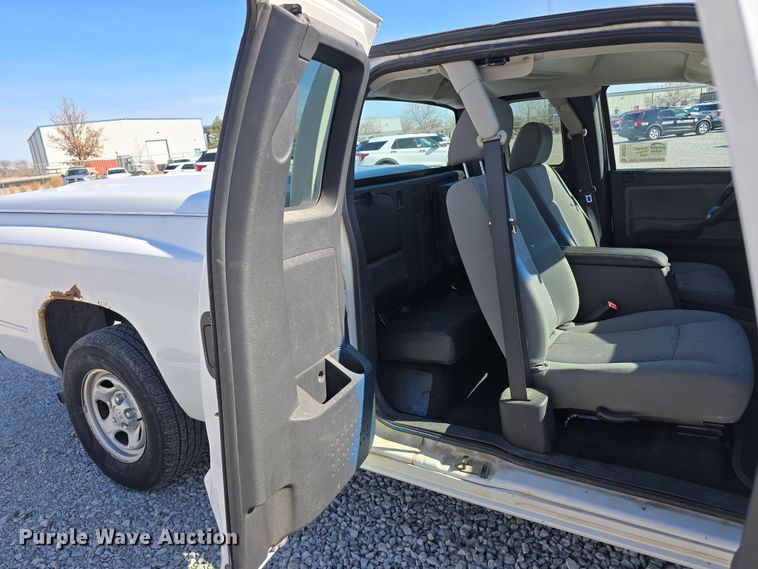 image for item DW3203 2010 Dodge Dakota Ext. Cab pickup truck