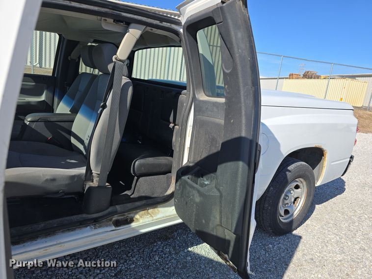 image for item DW3203 2010 Dodge Dakota Ext. Cab pickup truck