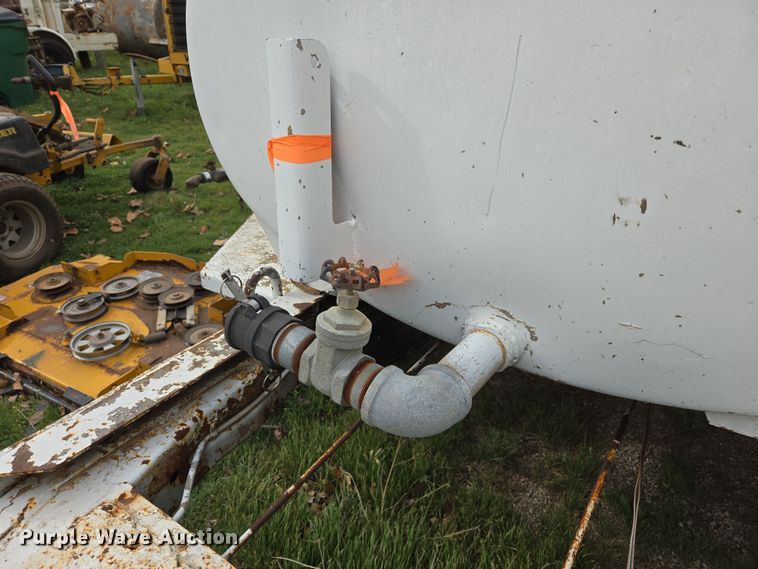 image for item DW8609 Fruehauf XM-107E2 water tank trailer