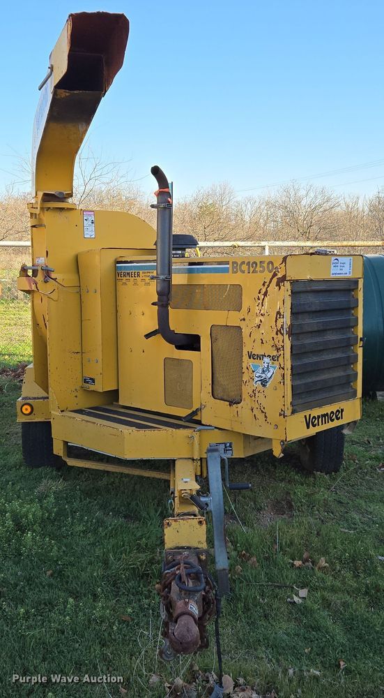 image for item DW8616 2000 Vermeer BC1250A wood chipper