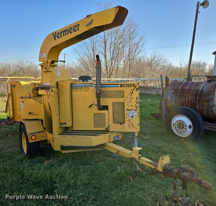 image for item DW8616 2000 Vermeer BC1250A wood chipper