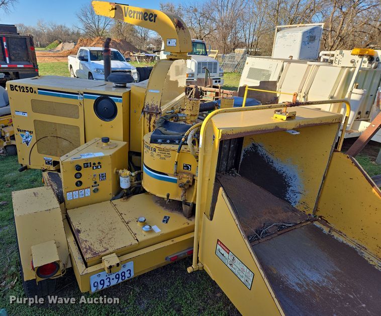 image for item DW8616 2000 Vermeer BC1250A wood chipper