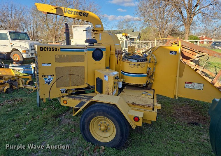 image for item DW8616 2000 Vermeer BC1250A wood chipper