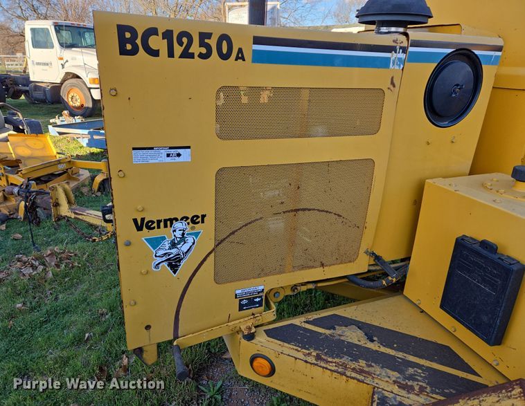 image for item DW8616 2000 Vermeer BC1250A wood chipper