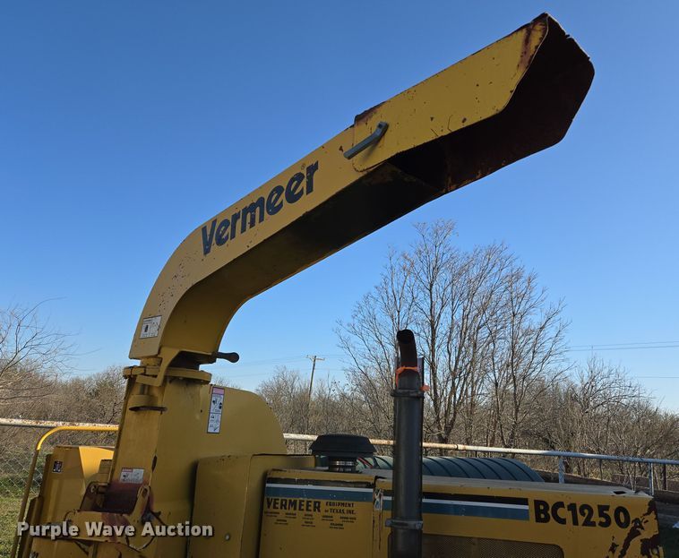 image for item DW8616 2000 Vermeer BC1250A wood chipper