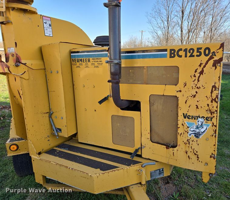 image for item DW8616 2000 Vermeer BC1250A wood chipper