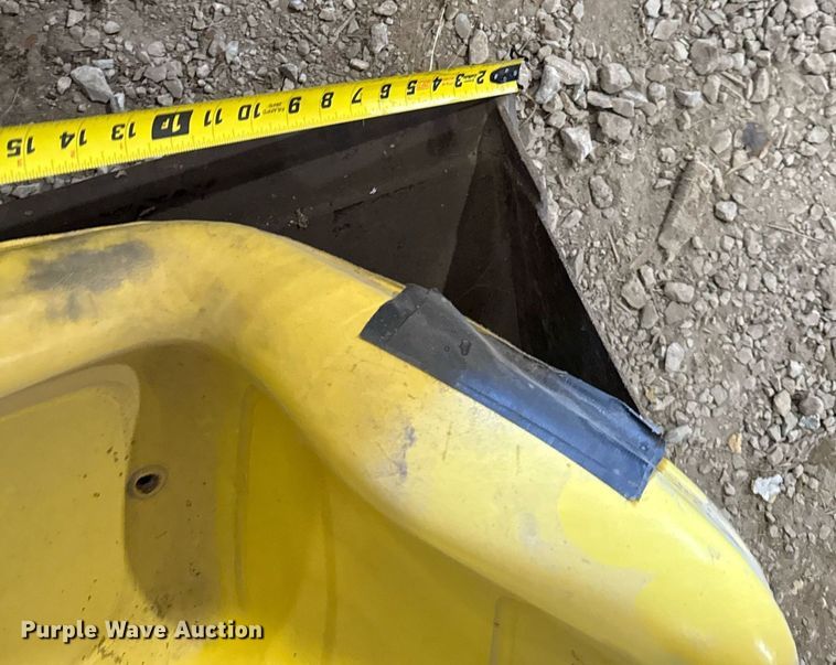 image for item EG8038 2001 John Deere 4300 tractor