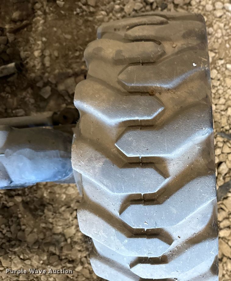 image for item EG8038 2001 John Deere 4300 tractor