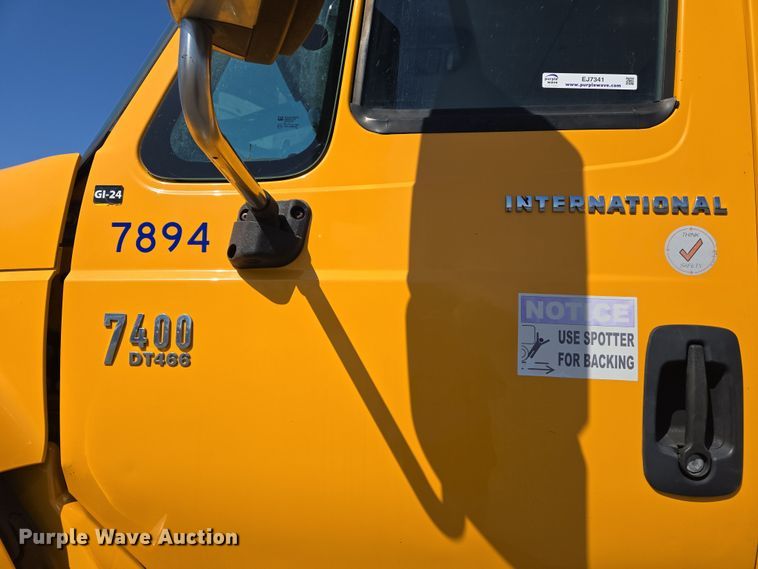 image for item EJ7341 2007 International 7400 Crew Cab dump truck