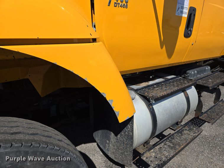 image for item EJ7341 2007 International 7400 Crew Cab dump truck