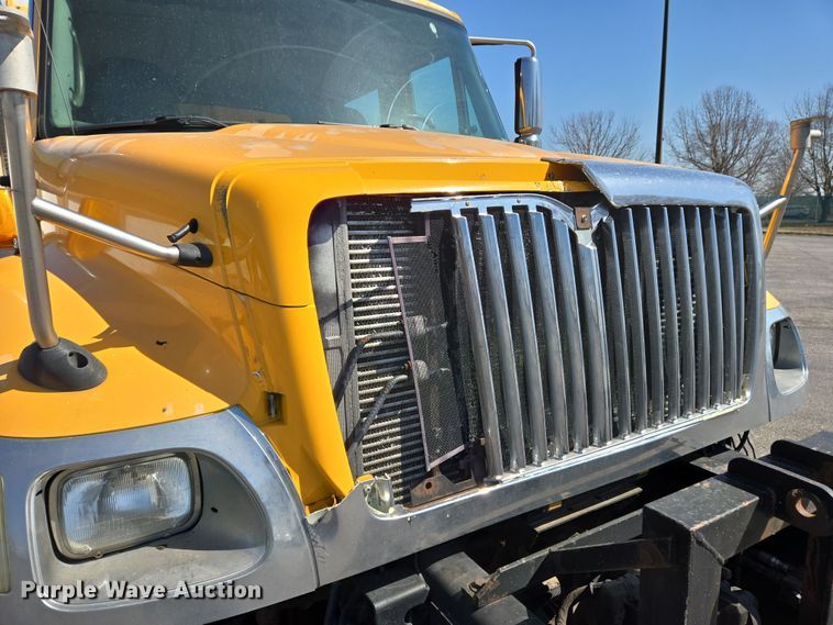 image for item EJ7341 2007 International 7400 Crew Cab dump truck