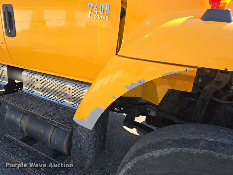 image for item EJ7341 2007 International 7400 Crew Cab dump truck