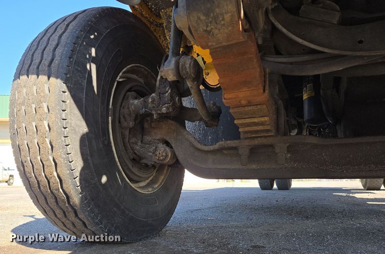 image for item EJ7341 2007 International 7400 Crew Cab dump truck