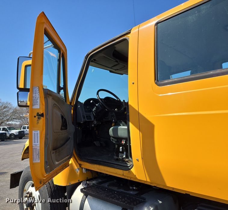 image for item EJ7341 2007 International 7400 Crew Cab dump truck