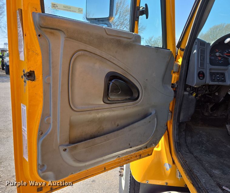 image for item EJ7341 2007 International 7400 Crew Cab dump truck