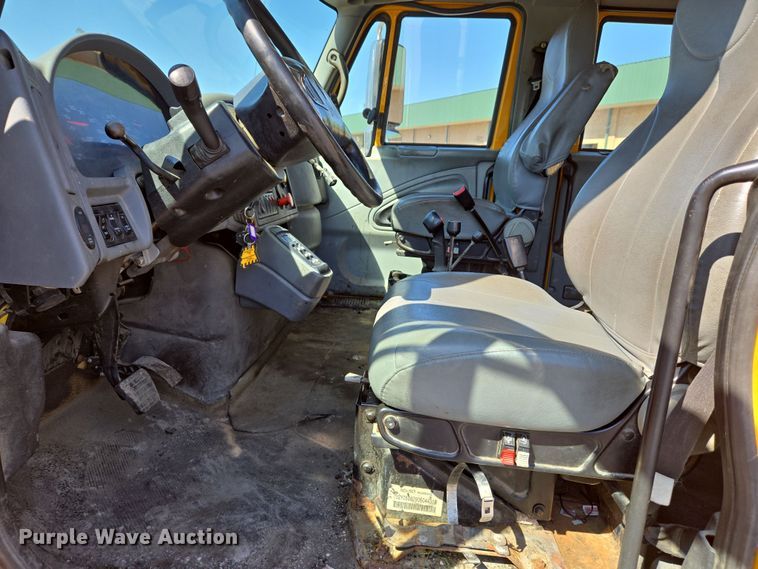 image for item EJ7341 2007 International 7400 Crew Cab dump truck