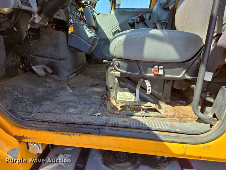 image for item EJ7341 2007 International 7400 Crew Cab dump truck