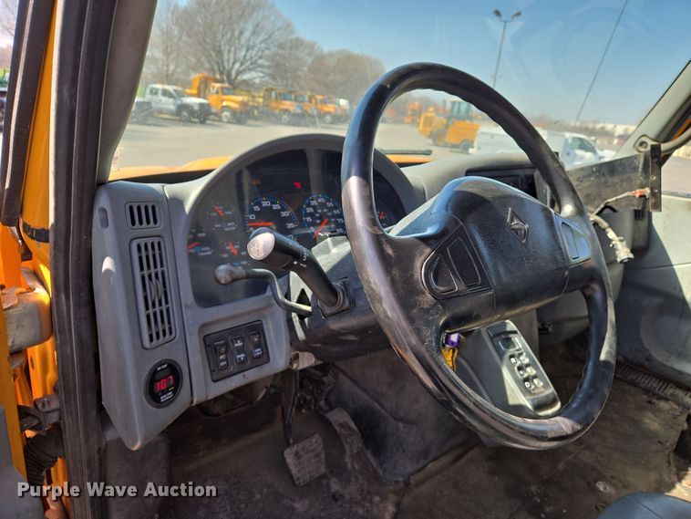 image for item EJ7341 2007 International 7400 Crew Cab dump truck