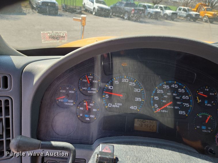 image for item EJ7341 2007 International 7400 Crew Cab dump truck