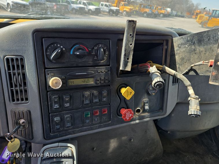 image for item EJ7341 2007 International 7400 Crew Cab dump truck