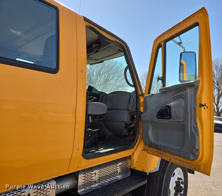 image for item EJ7341 2007 International 7400 Crew Cab dump truck