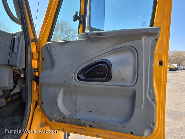 image for item EJ7341 2007 International 7400 Crew Cab dump truck