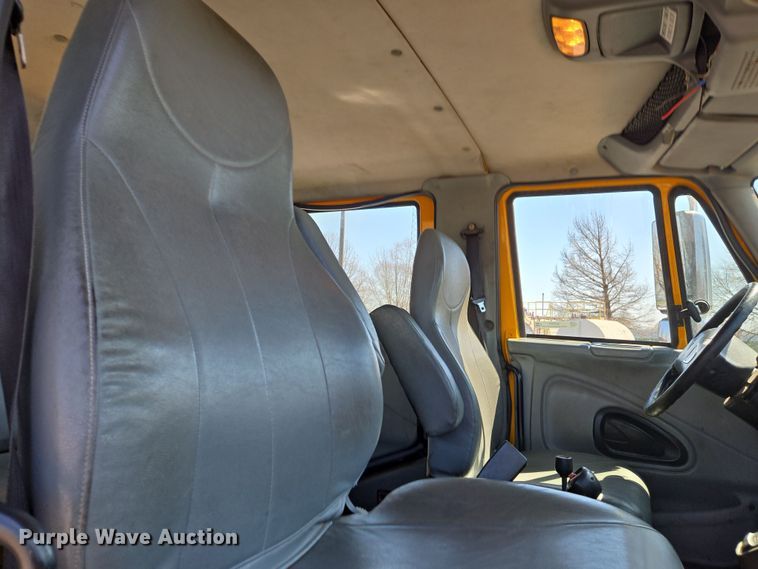 image for item EJ7341 2007 International 7400 Crew Cab dump truck