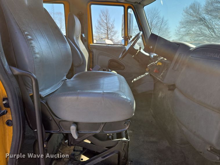 image for item EJ7341 2007 International 7400 Crew Cab dump truck