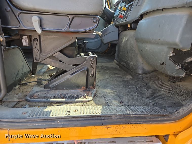 image for item EJ7341 2007 International 7400 Crew Cab dump truck