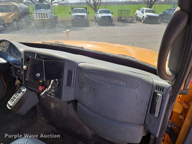 image for item EJ7341 2007 International 7400 Crew Cab dump truck