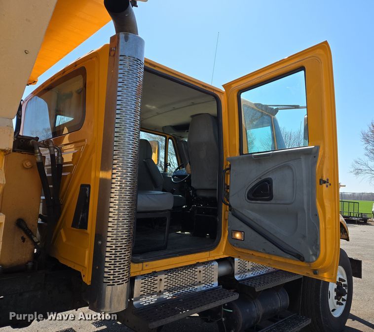 image for item EJ7341 2007 International 7400 Crew Cab dump truck